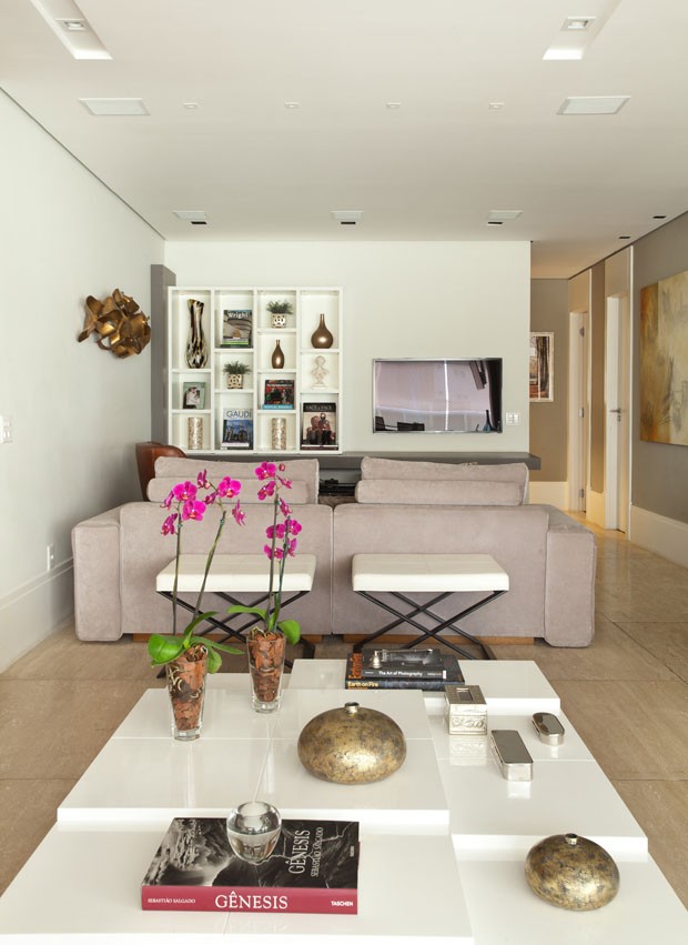 Apartamento contemporâneo com cores neutras (Foto: Adriana Barbosa / divulgação)