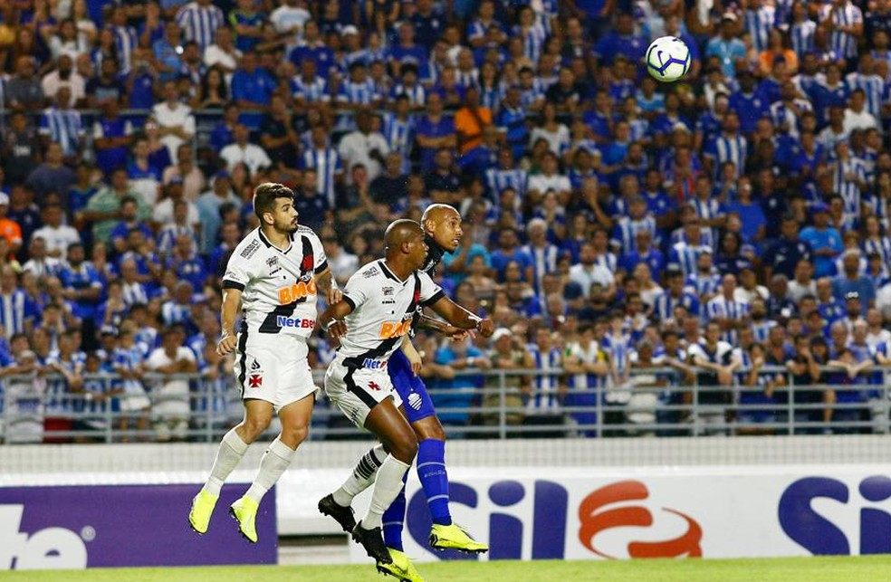 Alan Costa em disputa de bola com os jogadores do Vasco — Foto: Felipe Nyland/ Gazeta de Alagoas
