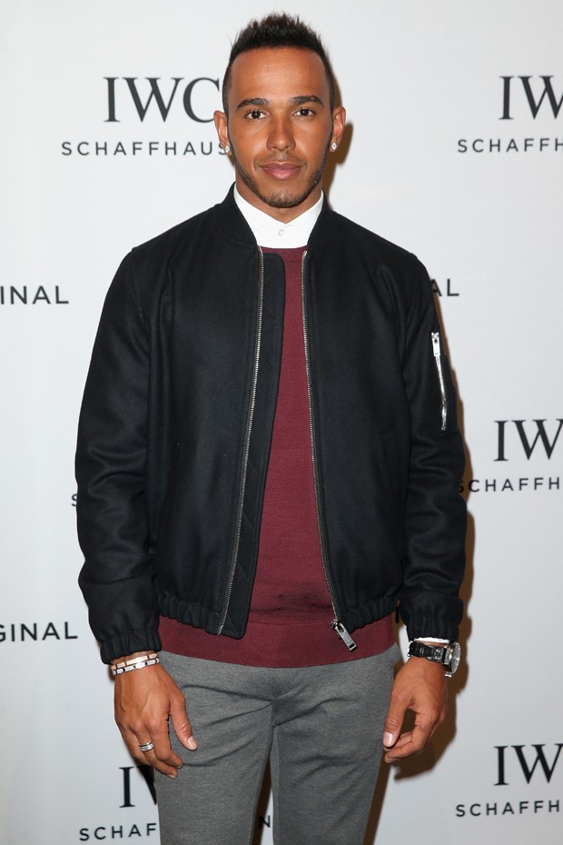 Lewis Hamilton: sobreposição de alfaiataria com jaqueta bomber (Foto: Getty Images)