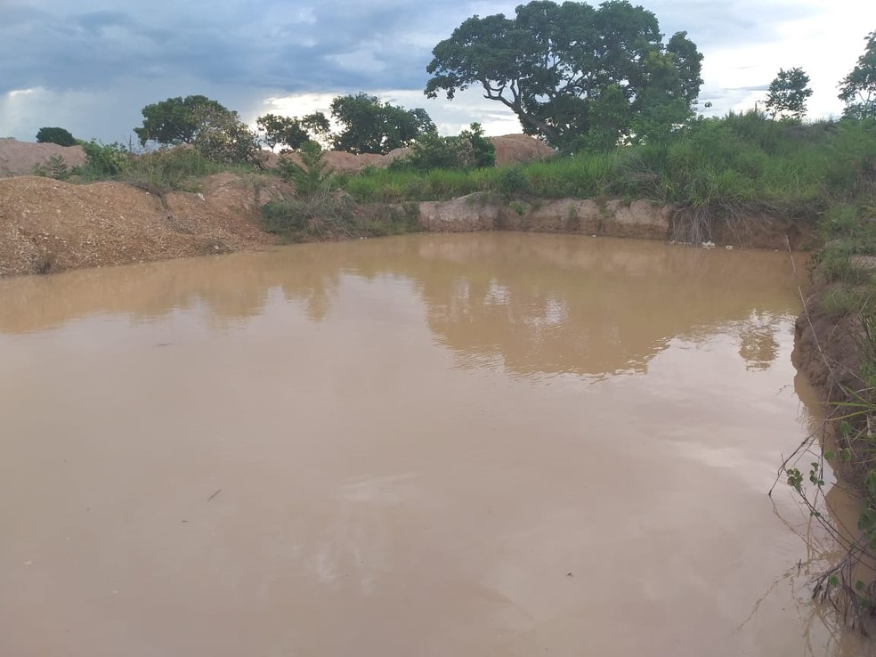 Adolescentes brincavam em lago quando viram o homem se afogando — Foto: Polícia Militar/Divulgação