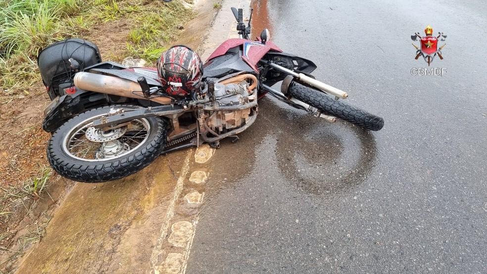 Homem morre depois de cair de moto em vala de escoamento de água, no DF — Foto: CBMDF/Divulgação