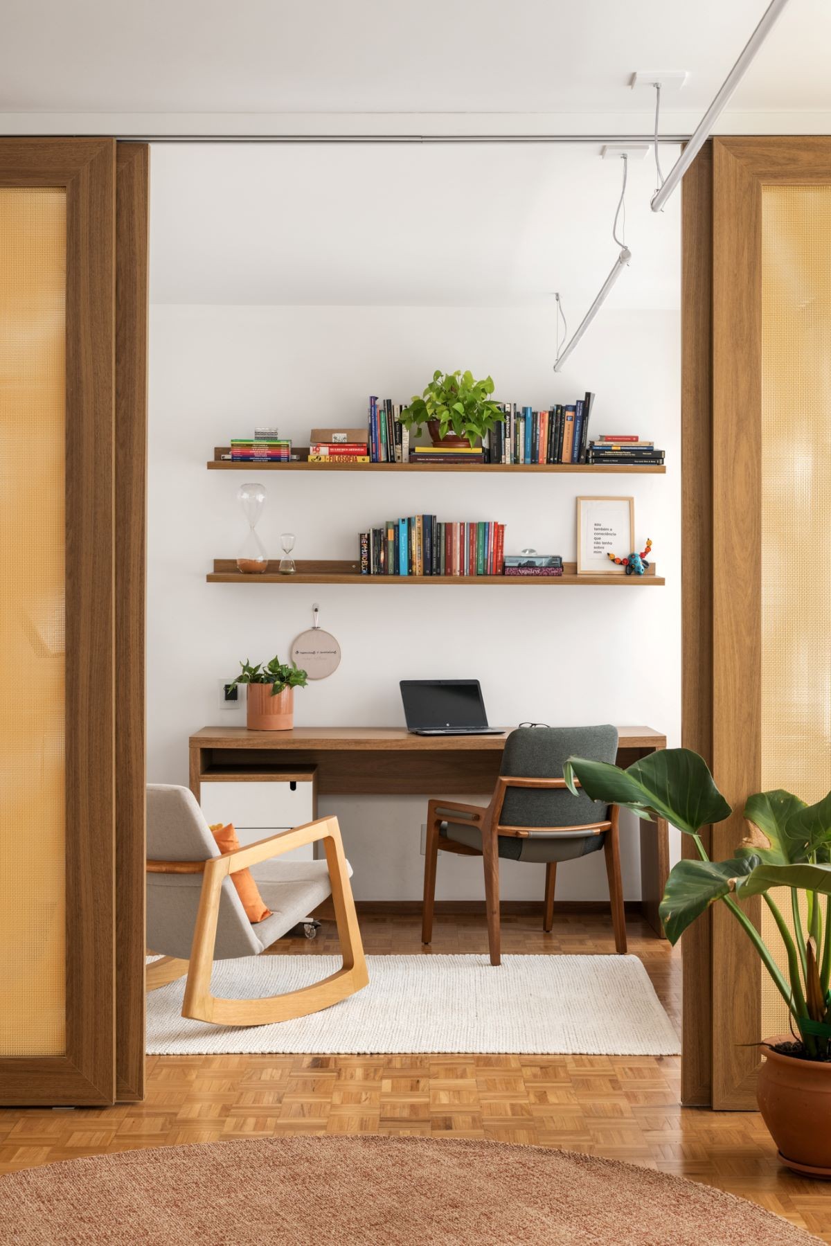 ESCRITÓRIO | Dividida em três ambientes, a sala tem ainda um espaço para home office (Foto: Joana França / Divulgação)
