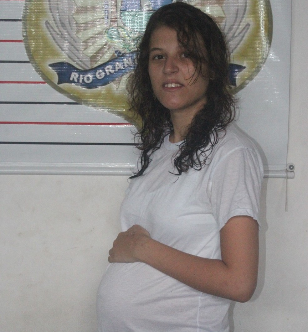  Edvânia Emanoela de Oliveira Trajano, 18 anos de idade, grávida há sete meses, foi presa por tráfico no RN (Foto: Igor Jácome/G1)