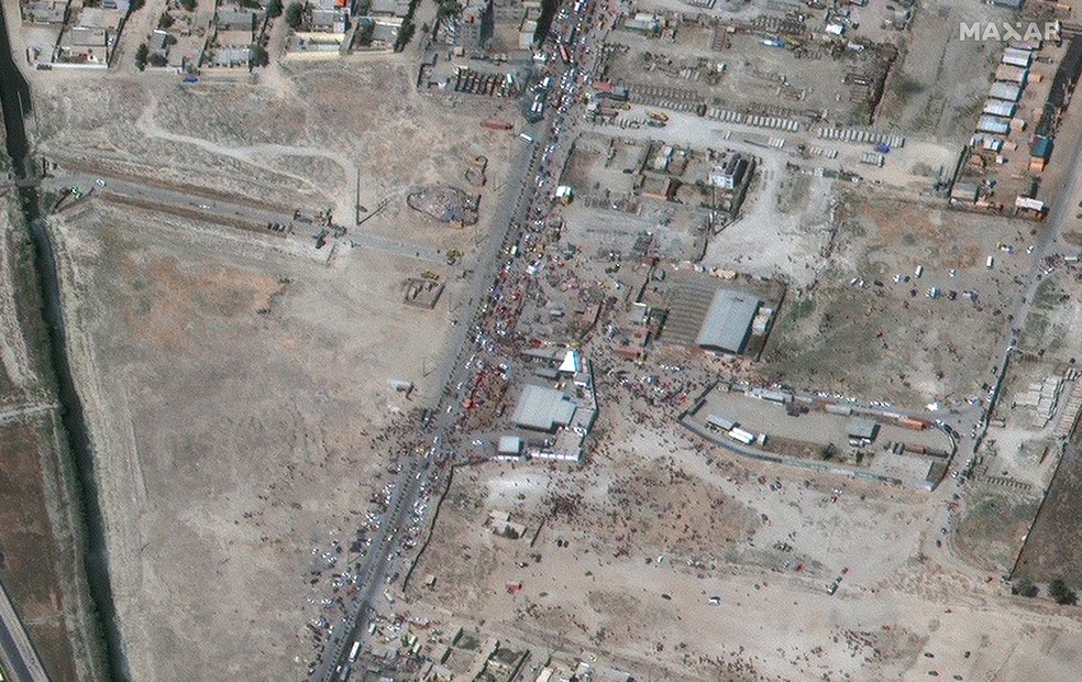 Imagem de satélite fornecida pela Maxar Technologies mostra multidão reunida no portão nordeste do Aeroporto Internacional de Cabul, capital do Afeganistão, em 27 de agosto de 2021, um dia após um atentado terrorista no portão Abadia, em outro local do aeroporto — Foto: Maxar Technologies via AP