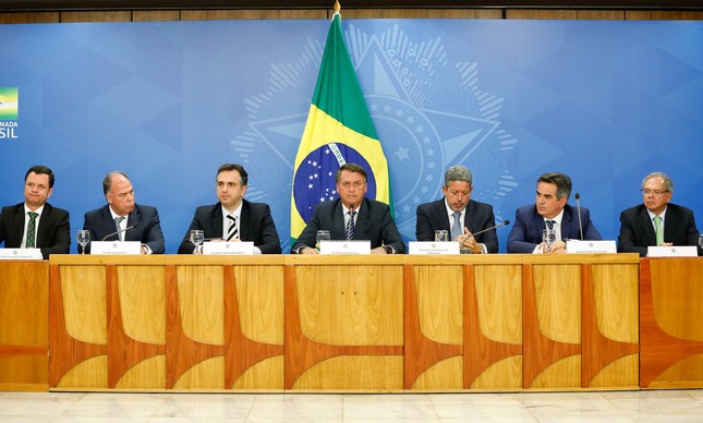 O presidente Jair Bolsonaro anuncia pacote para zerar impostos sobre combustíveis