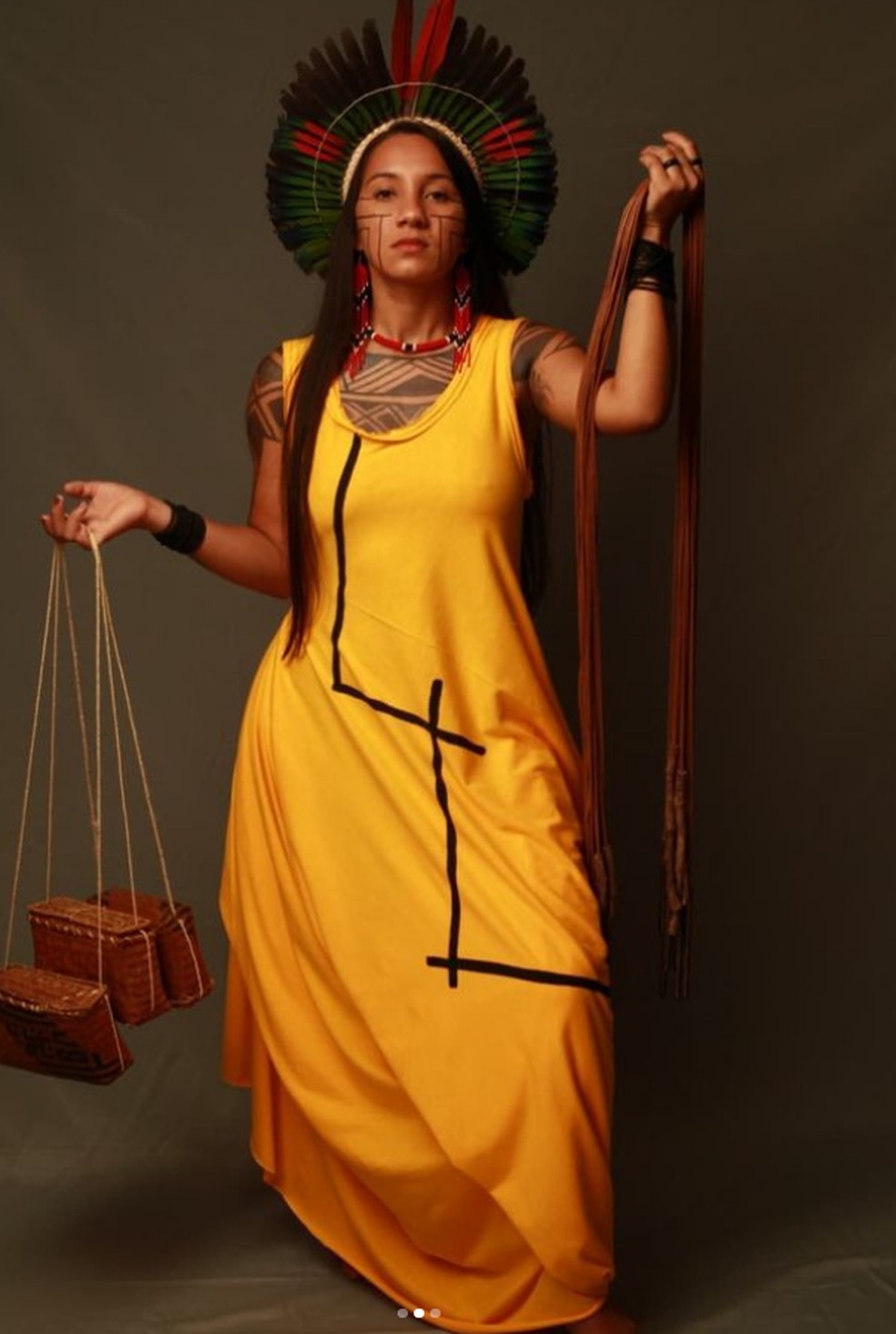 S&acirc;mela Sater&eacute; Maw&eacute; veste pe&ccedil;a produzida pelo artista amazonense.  &mdash; Foto: Thomfoxx/Instagram