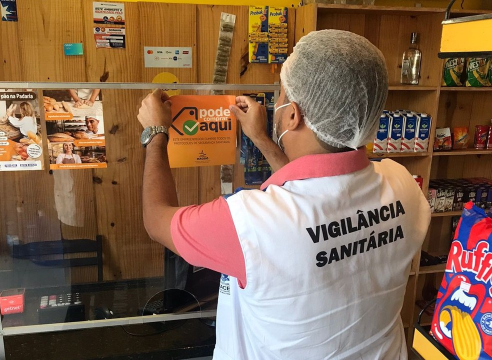 Selo da Vigilância Sanitária de Maceió garante procedência dos estabelecimentos — Foto: Secom Maceió