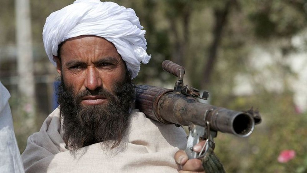 Sob o Talibã, os homens têm que deixar crescer a barba e as mulheres têm que usar uma burca que cubra tudo — Foto: Getty Images via BBC
