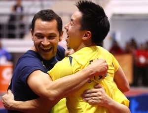 Thiago Monteiro comemora ouro no Pan 2011 com Gustavo Tsuboi e o recordista de medalhas Hougo Hoyama (Foto: Luiz Pires/Vipcomm) Thiago Monteiro comemora ouro no Pan 2011 com Gustavo Tsuboi e o recordista de medalhas Hougo Hoyama (Foto: Luiz Pires/Vipcomm)