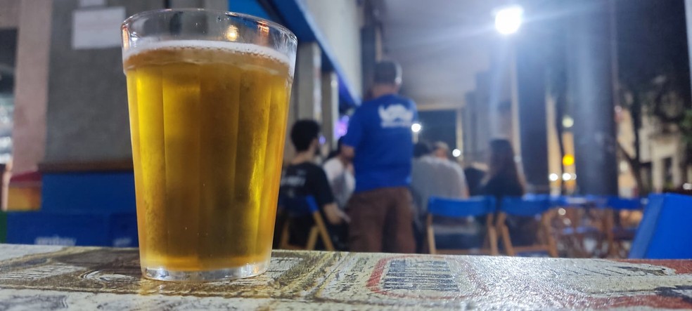 Copo com cerveja em mesa de bar, em imagem de arquivo — Foto: Daniel Silveira/G1