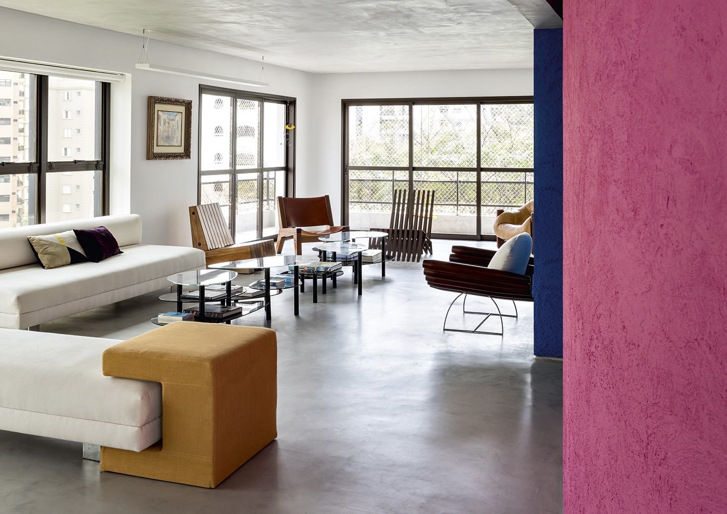 Azul, rosa e amarelo criam clima vibrante no apartamento da publicitária  (Foto: Fran Parente/divulgação)