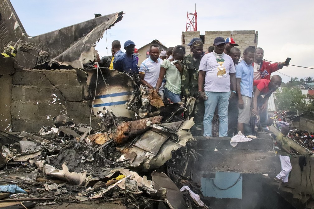 Aeronave que caiu no Congo neste domingo (24) era de propriedade da transportadora privada Busy Bee  — Foto: Justin Kabumba/AP