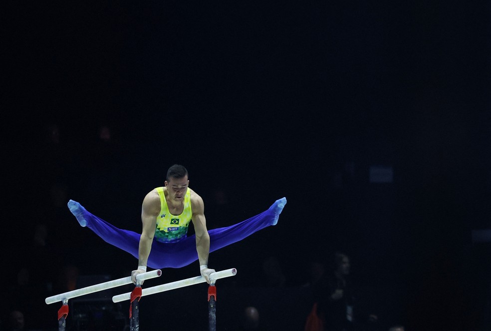 Lucas Bitencourt nas barras paralelas no Mundial de Ginástica Artística — Foto: REUTERS/Phil Noble