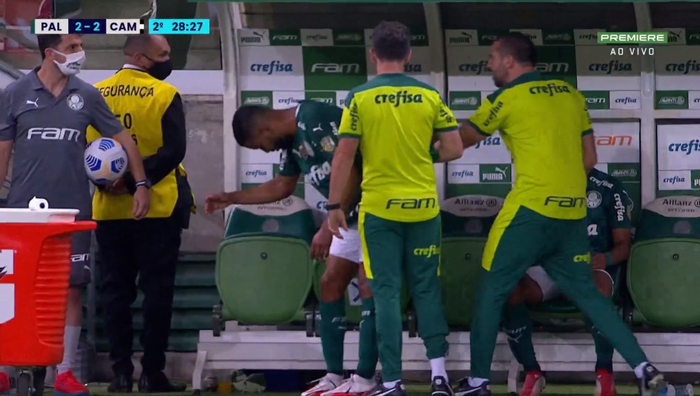 Jorge se irrita ao ser substituído e discute com auxiliar-técnico do Palmeiras no banco
