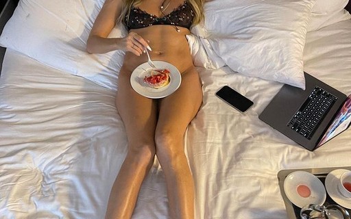 Heidi Klum faz graça ao comer sobremesa seminua na cama: "Torta gostosa"