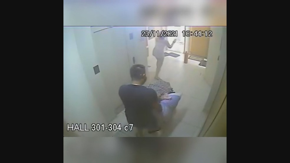 PM arromba porta para salvar idosa de incêndio no DF — Foto: PMDF/Reprodução