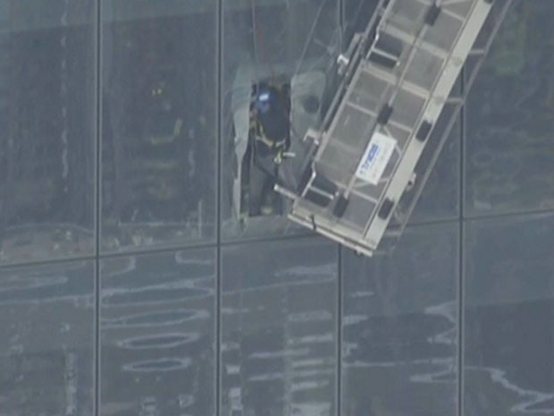 Bombeiros resgatam funcionários que estavam presos em andaime no One World Trade Center (Foto: Reprodução/Twitter/NBC)