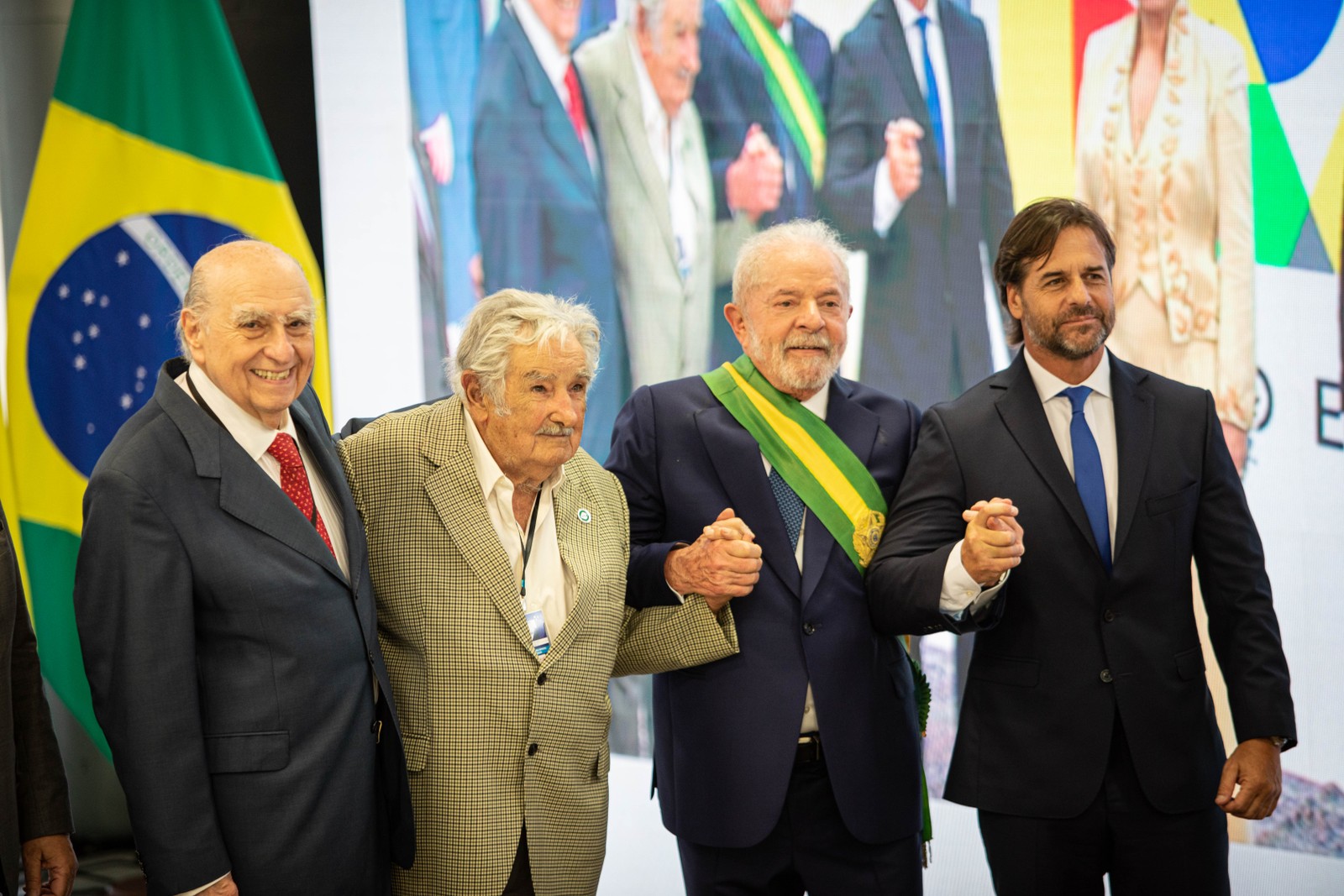 Lula com os ex-presidentes do Uruguai, Julio Sanguinetti e José Pepe Mujica, e o atual líder do país, Luis Lacalle Pou, respectivamente — Foto: HERMES DE PAULA/AFP