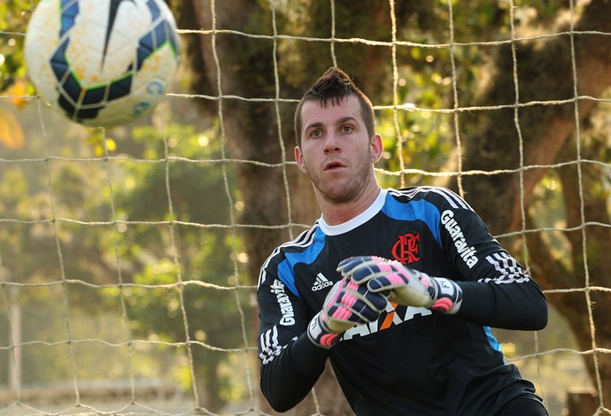 Destaque do time, Paulo Victor renova com Flamengo por quatro temporadas