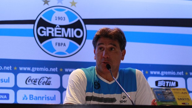 Renato deve manter mistério na escalação para o clássico e não antecipa decisão