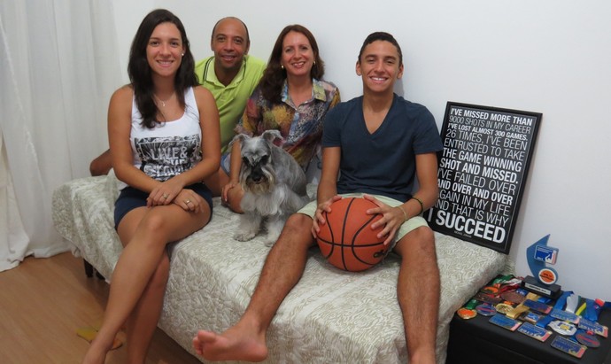Hugo Andrade com a família, que mora com ele no Rio de Janeiro (Foto: Divulgação/Arquivo Pessoal)