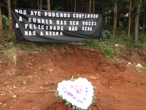 Enterro afogados candói (Foto: Victor Hugo Bittencourt/RPC)