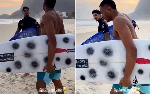 Gabriel Medina e Paulo André curtem dia de praia juntos