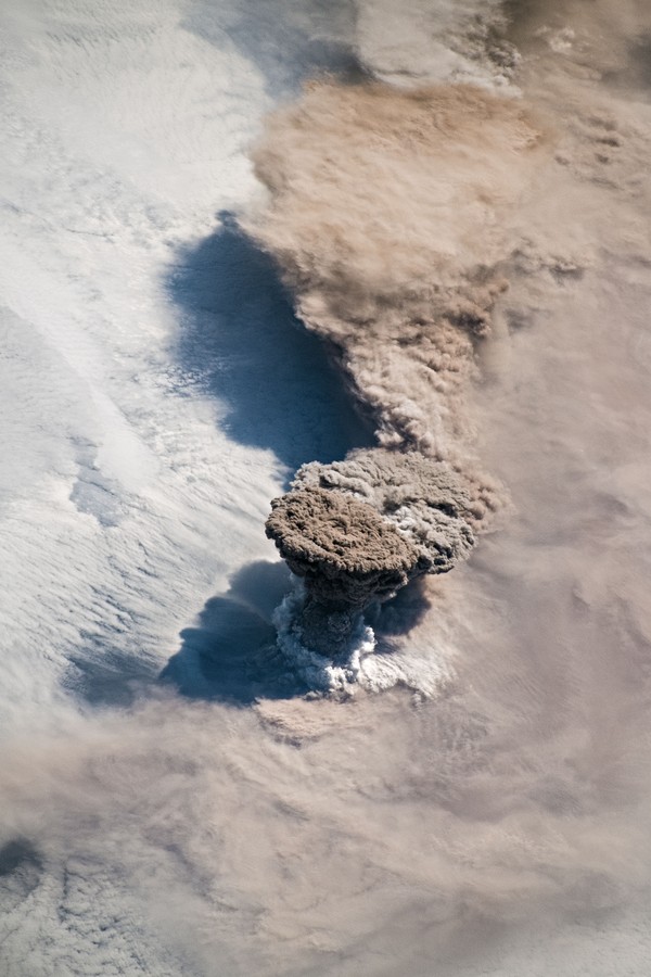 Raikoke Erupts (Foto: NASA)