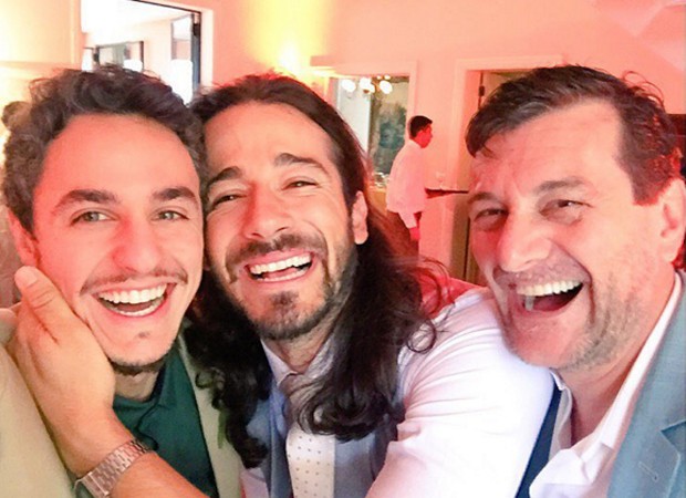 O noivo entre os atores Thiago Amaral e Roberto Birindelli (Foto: Reprodução/Instagram)