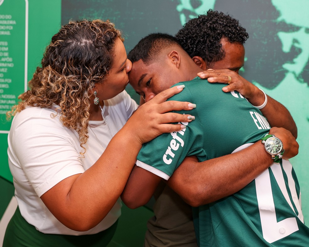 Endrick, atacante do Palmeiras, com os pais — Foto: Fabio Menotti / Ag. Palmeiras