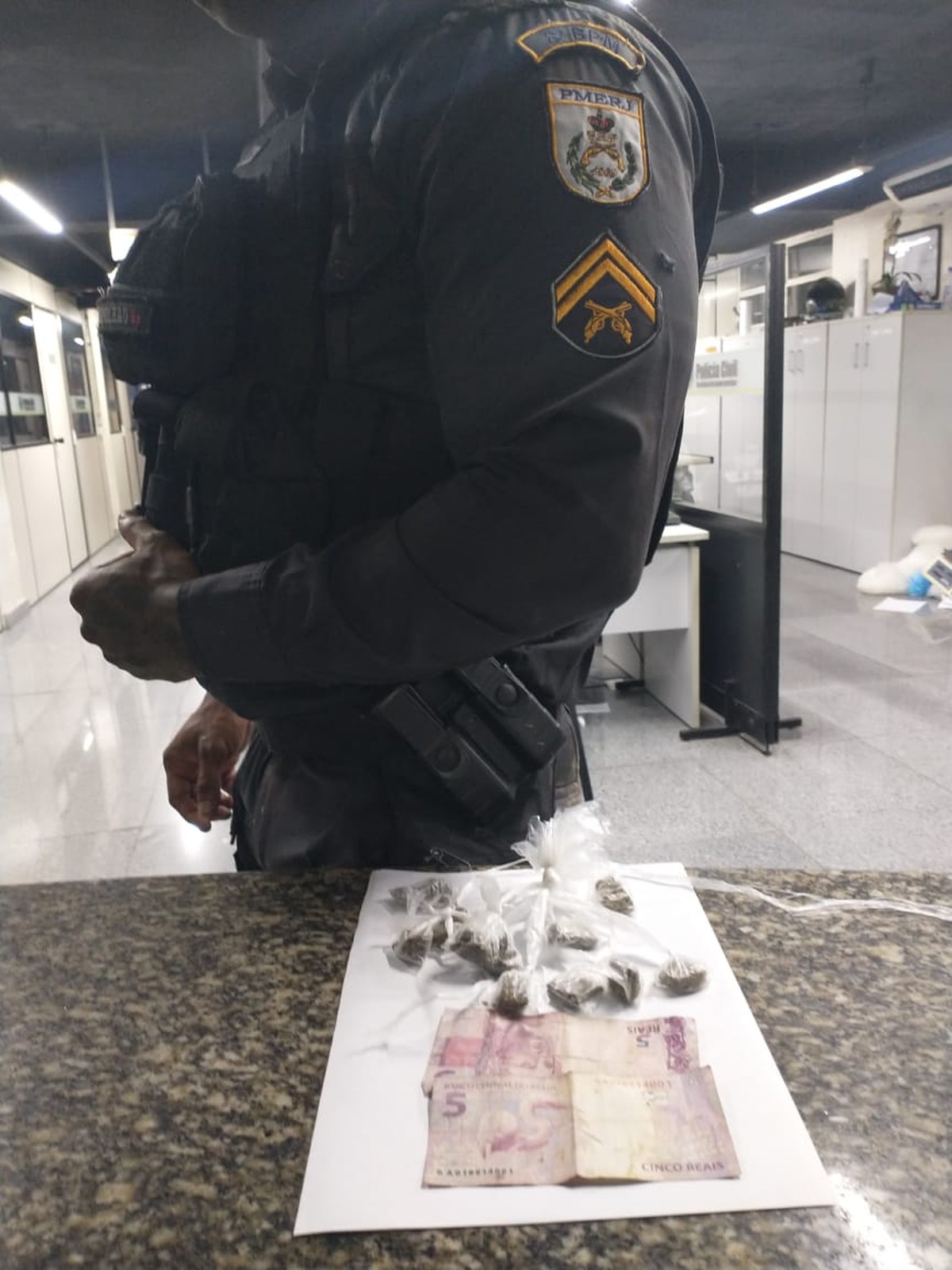 Jovem é preso suspeito de tráfico de drogas em Campos, no RJ; drogas foram apreendidas