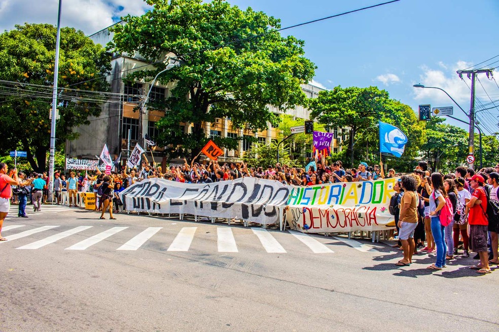 Estudantes protestam contra a nomeaÃ§Ã£o de um candidato que nÃ£o encabeÃ§ou a lista trÃ­plice na UFC â Foto: DivulgaÃ§Ã£o/ADUFC