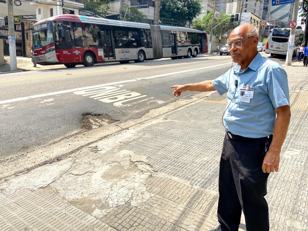 Paulo de Almeida mostra buraco em faixa de ônibus na Avenida Brigadeiro Luís Antônio, na Zona Sul de São Paulo — Foto: Patrícia Figueiredo/G1 