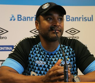Roger confirma Edinho, mas despista sobre lateral e cogita até escalar Bobô