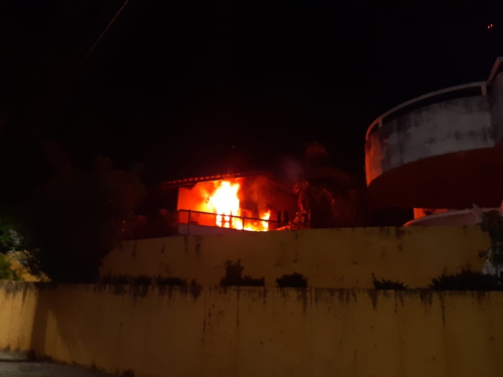 Incêndio atingiu imóvel no Horto Florestal — Foto: Raphael Marques/TV Bahia 