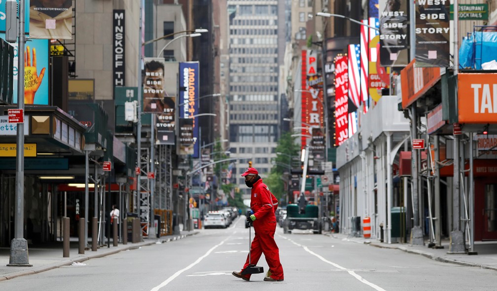 24 de maio - Funcion&aacute;rio da limpeza caminha pela Broadway, perto da Times Square, ap&oacute;s o surto de coronav&iacute;rus (COVID-19), em Manhattan, Nova York &mdash; Foto: Andrew Kelly/Reuters