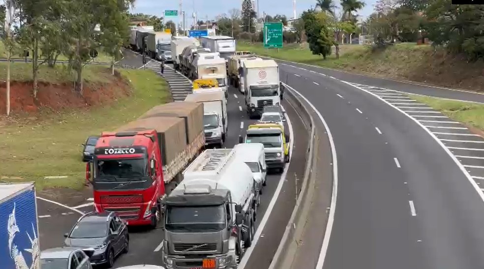 Acidente com três veículos complica trânsito na Rodovia do Contorno em Marília — Foto: Fábio Modesto/TV TEM