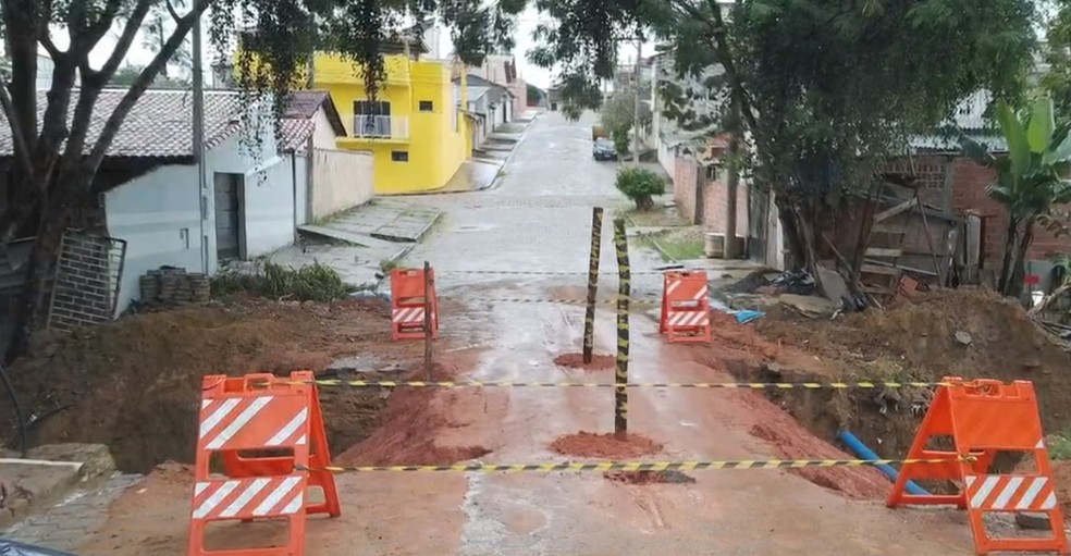 Carro cai em obra de ponte em Cachoeira Paulista, SP — Foto: Divulgação/Prefeitura de Cachoeira Paulista