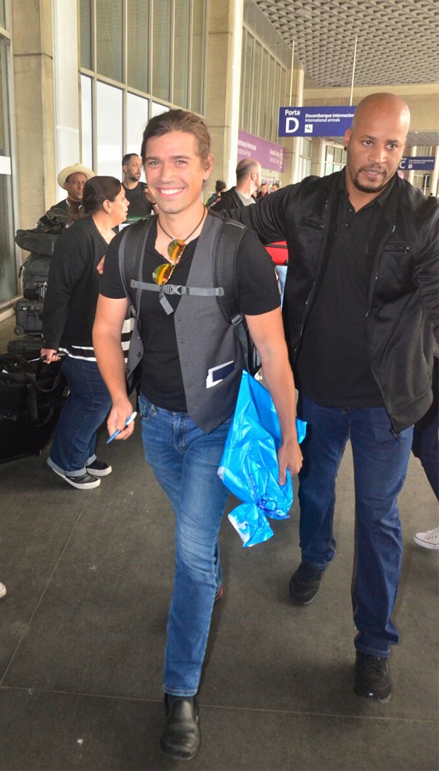 Zachary Walker Hanson chega no aeroporto de Galeão  (Foto: Webert Belicio / Ag News )