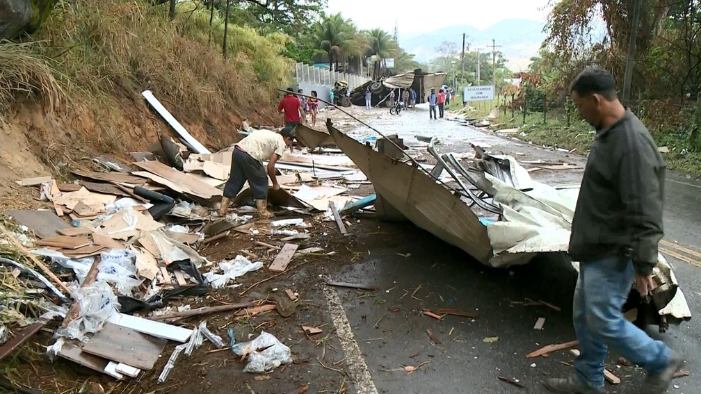Carga ficou espalhada no meio da pista em Vargem Alta, no Espírito Santo (Foto: Reprodução/ TV Gazeta)