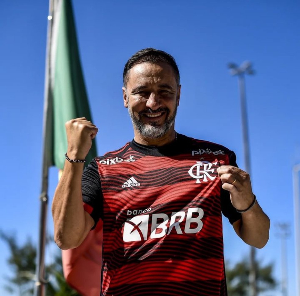 V&iacute;tor Pereira posa com a camisa do Flamengo no Ninho &mdash; Foto: Reprodu&ccedil;&atilde;o/ Instagram