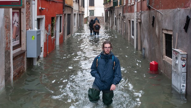 Mochileiro anda nas ruas inundadas de Veneza, na Itália (Foto: Getty Images)