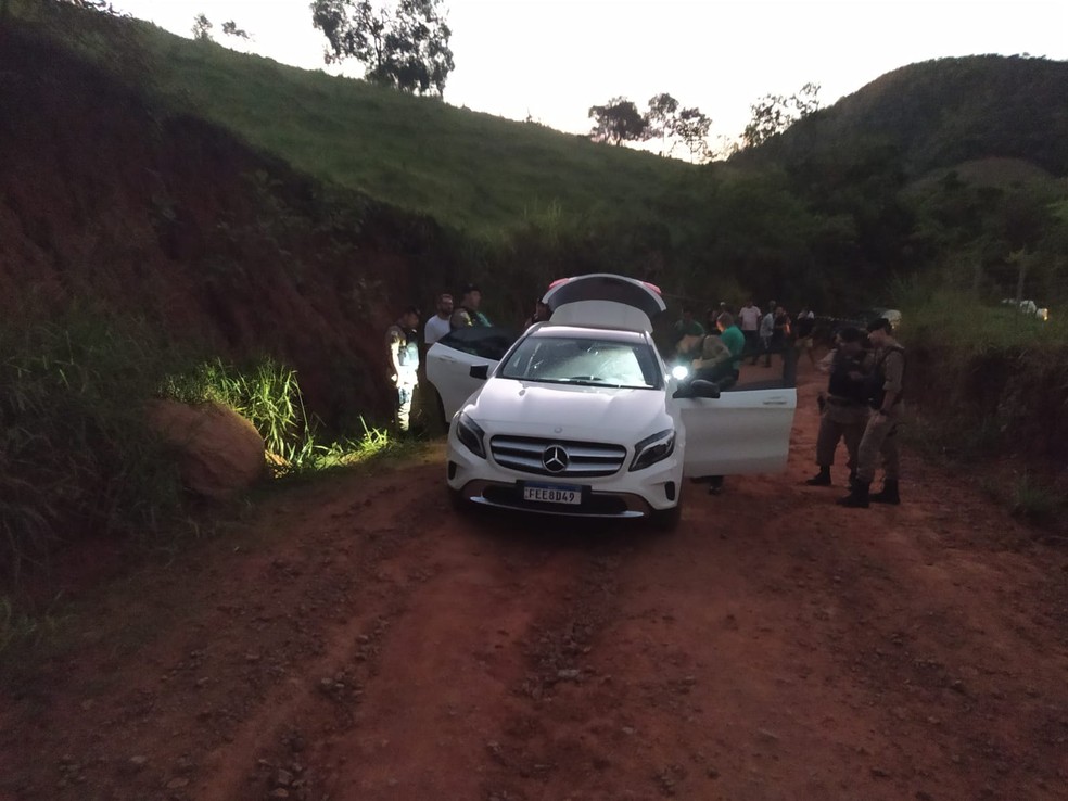 Casal é morto a tiros em estrada rural de Caratinga — Foto: Hérisder Matias/Inter TV dos Vales