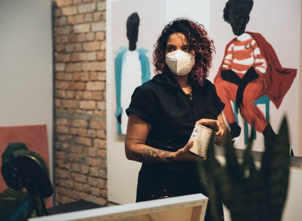 A artista Aline Bispo em meio às obras da mostra Medicina Rústica (Foto: Camila Rivereto / Divulgação)
