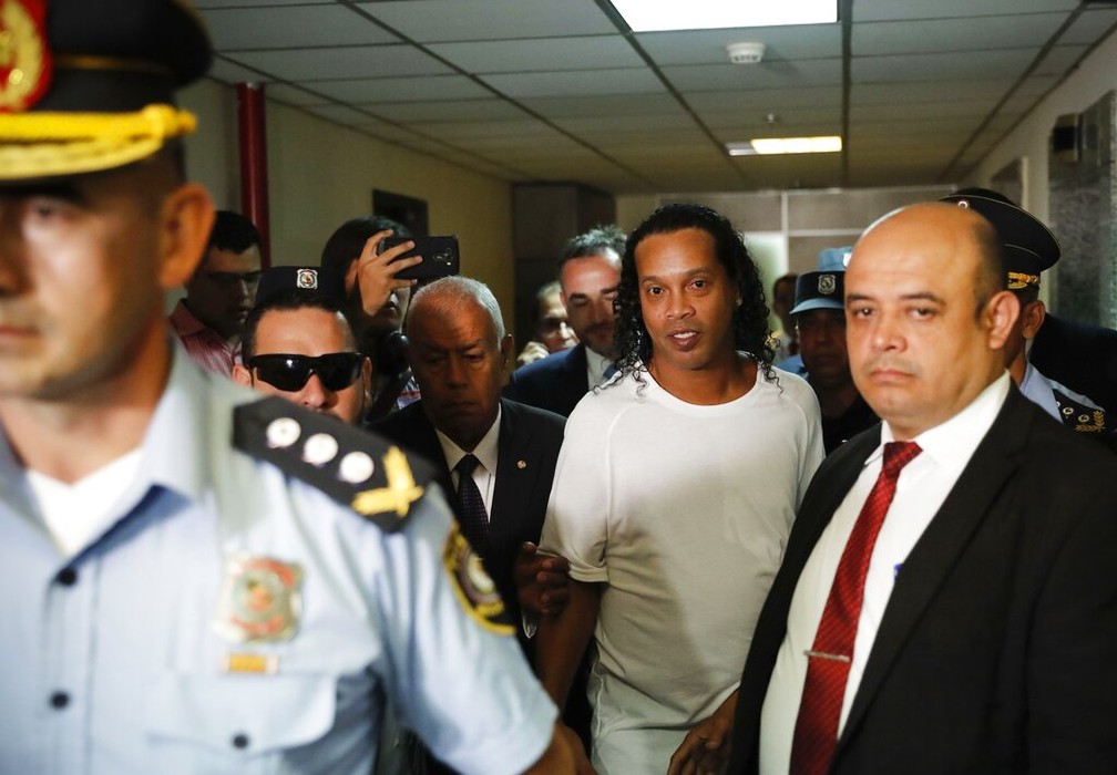 Resultado de imagem para ronaldinh e liberado pela policiaia
