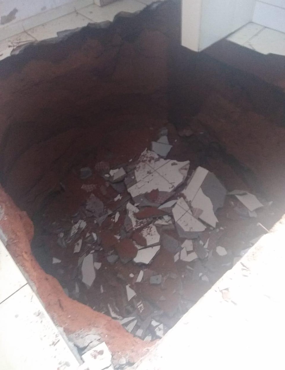 Cratera no chão da cozinha da idosa tem 2 metros de diâmetro e 2,5 metros de profundidade, segundo a Prefeitura — Foto: Lindalva Coelho