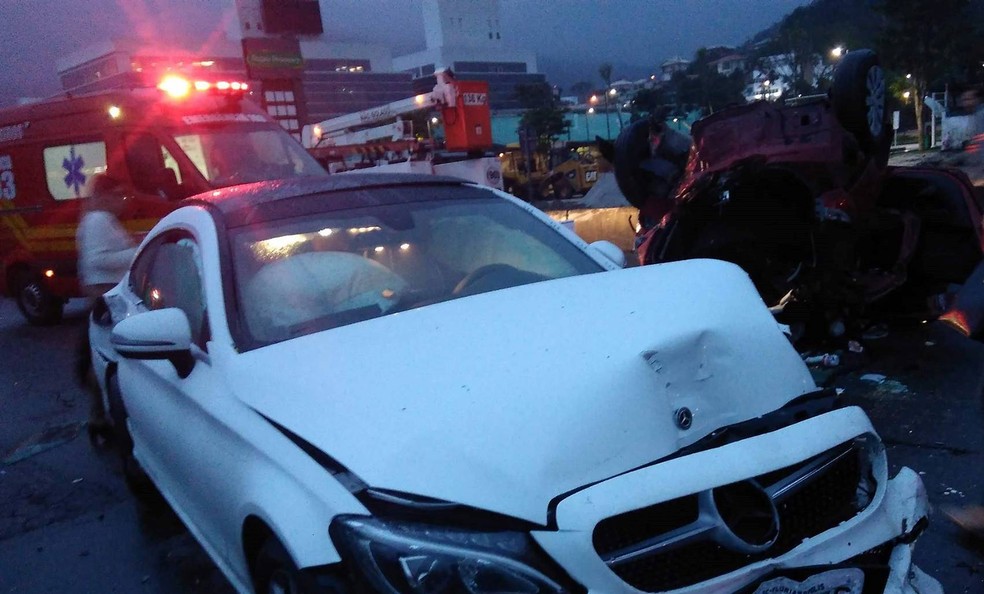 Um dos acidentes na SC-401 envolveu cinco carros (Foto: Douglas Candiago/Divulga&ccedil;&atilde;o)