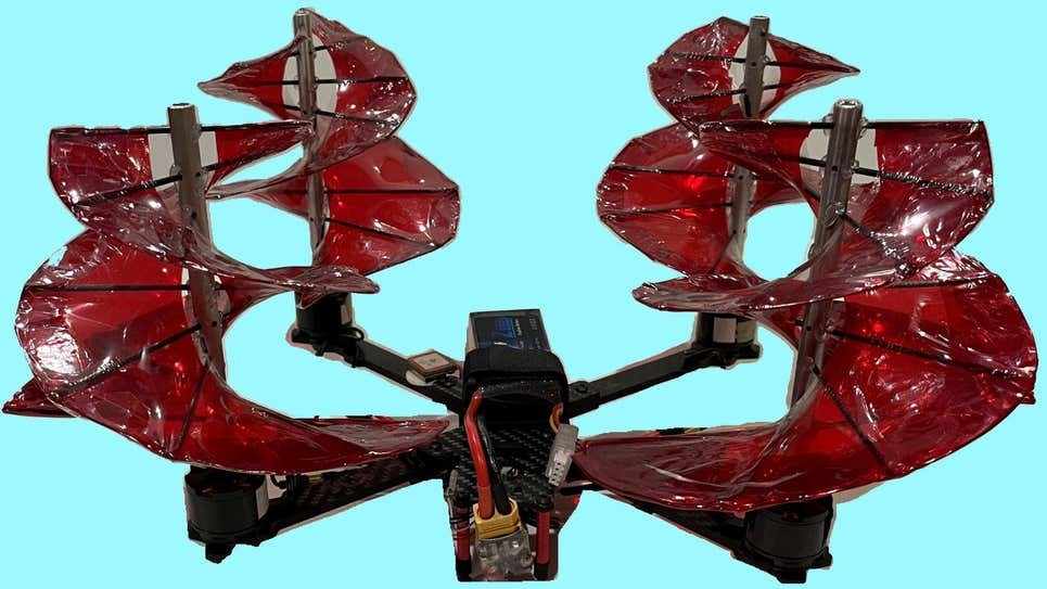 O “Crimson Spin” possui quatro hélices feitas de plástico no formato de um parafuso. (Foto: Austin Prete/University of Maryland)