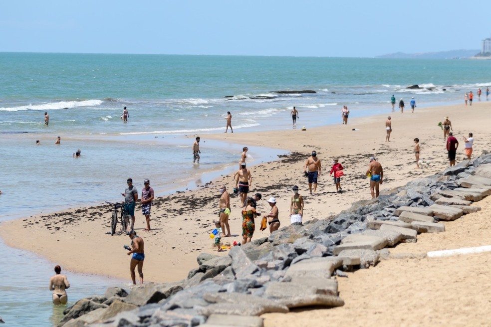 Com a flexibilização, população pode ir à praia, mas não é permitida a comercialização de produtos nem a utilização de aparelhos de som — Foto: Marlon Costa/Pernambuco Press