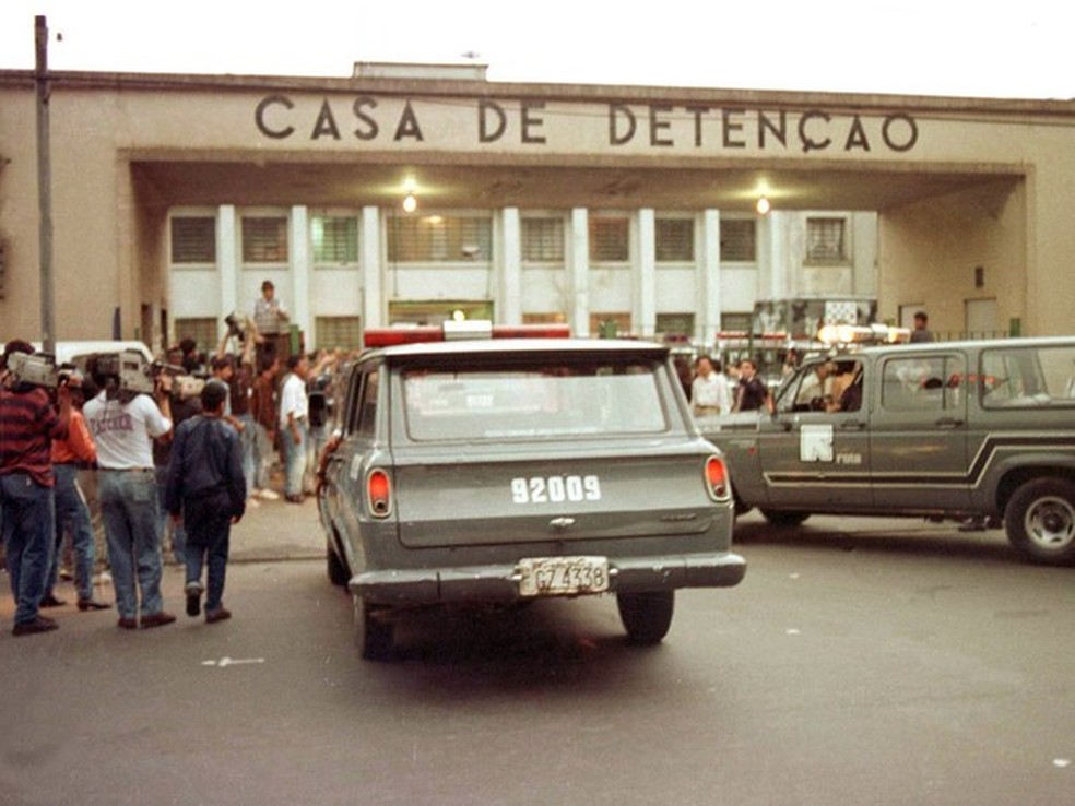 Foto de arquivo de 2 de outubro de 1992 mostra carros da ROTA entrando no Carandiru para conter rebelião — Foto: Mônica Zarattini/Estadão Conteúdo/Arquivo
